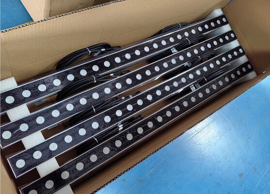 2700K-6500K 色温度の屋外用ウォールウォッシャーライト。様々な気象条件での安定した演色性と動作を実現。