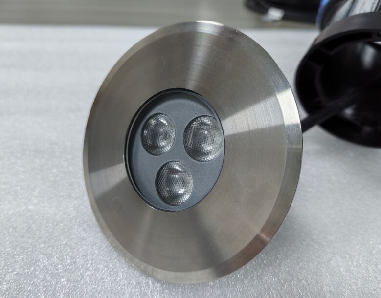 温度範囲20°Cから45°Cとプール照明のために設計された100lmwの照明効率を提供するリセットLEDプールライト